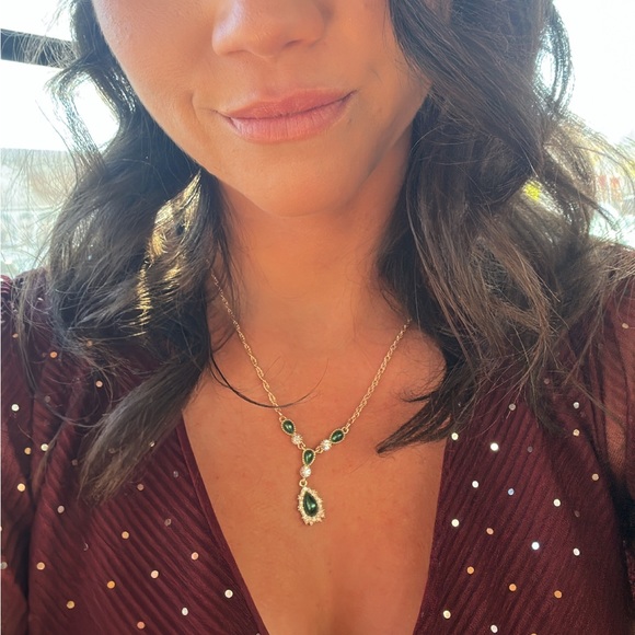 🔹3/$20 Vintage Inspired Emerald green necklace & earrings set - Picture 2 of 4